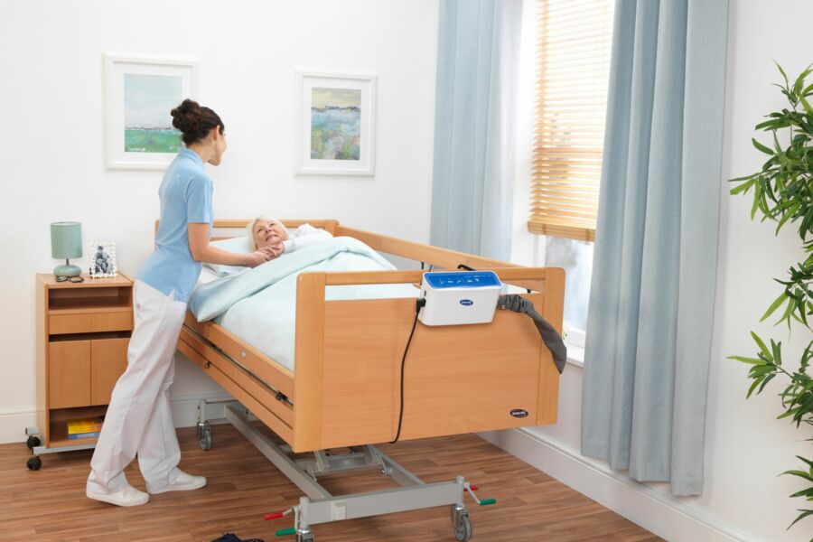 Pflegebett / Matratzen - (C) Invacare